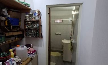 VENTA- CASA DE TRES DORMIOTIROS CON COCHERA Y PATIO CON JARDÍN-GRANADERO BAIGORRIA