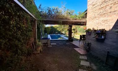 VENTA- CASA DE TRES DORMIOTIROS CON COCHERA Y PATIO CON JARDÍN-GRANADERO BAIGORRIA