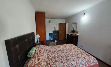 VENTA- CASA DE TRES DORMIOTIROS CON COCHERA Y PATIO CON JARDÍN-GRANADERO BAIGORRIA