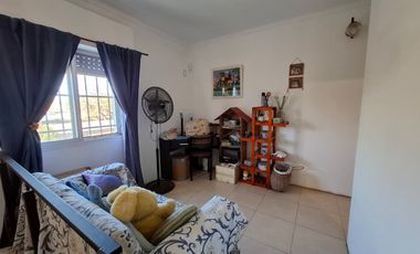 VENTA- CASA DE TRES DORMIOTIROS CON COCHERA Y PATIO CON JARDÍN-GRANADERO BAIGORRIA
