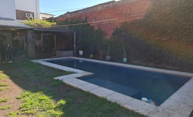 VENTA- CASA DE TRES DORMIOTIROS CON COCHERA Y PATIO CON JARDÍN-GRANADERO BAIGORRIA