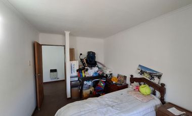 VENTA- CASA DE TRES DORMIOTIROS CON COCHERA Y PATIO CON JARDÍN-GRANADERO BAIGORRIA