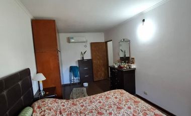 VENTA- CASA DE TRES DORMIOTIROS CON COCHERA Y PATIO CON JARDÍN-GRANADERO BAIGORRIA