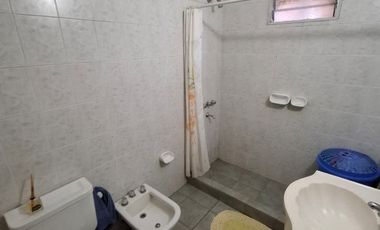 VENTA- CASA DE TRES DORMIOTIROS CON COCHERA Y PATIO CON JARDÍN-GRANADERO BAIGORRIA