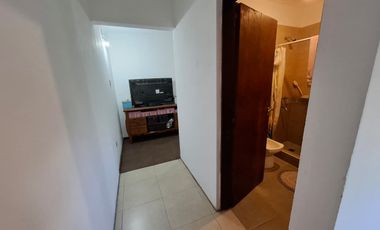 VENTA- CASA DE TRES DORMIOTIROS CON COCHERA Y PATIO CON JARDÍN-GRANADERO BAIGORRIA