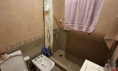 VENTA- CASA DE TRES DORMIOTIROS CON COCHERA Y PATIO CON JARDÍN-GRANADERO BAIGORRIA