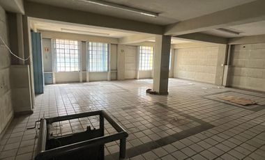 Edificio con uso comercial y oficinas