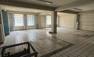 Edificio con uso comercial y oficinas