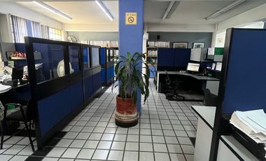 Edificio con uso comercial y oficinas