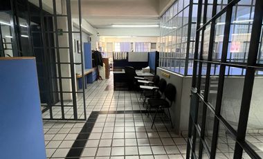 Edificio con uso comercial y oficinas