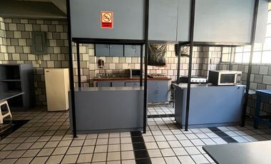 Edificio con uso comercial y oficinas