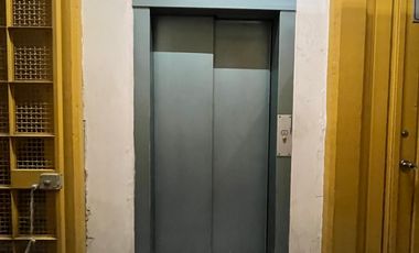 Edificio con uso comercial y oficinas