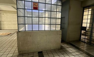 Edificio con uso comercial y oficinas