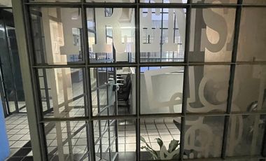 Edificio con uso comercial y oficinas