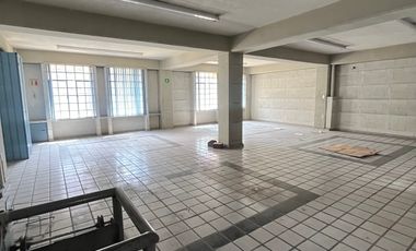 Edificio con uso comercial y oficinas