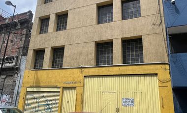Edificio con uso comercial y oficinas