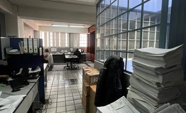 Edificio con uso comercial y oficinas