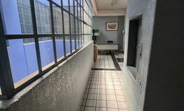 Edificio con uso comercial y oficinas