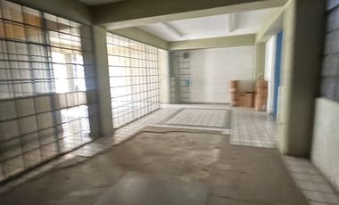 Edificio con uso comercial y oficinas