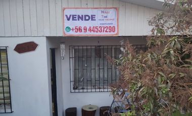 Vende casa de 3 dormitorios y 1 baño en Llolleo. Cuenta con estacionamiento para 2 o 3 vehículos.