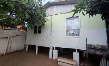 Vende casa de 3 dormitorios y 1 baño en Llolleo. Cuenta con estacionamiento para 2 o 3 vehículos.