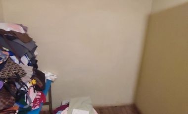 Vende casa de 3 dormitorios y 1 baño en Llolleo. Cuenta con estacionamiento para 2 o 3 vehículos.