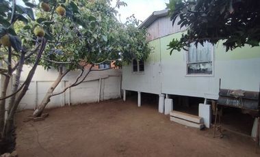 Vende casa de 3 dormitorios y 1 baño en Llolleo. Cuenta con estacionamiento para 2 o 3 vehículos.