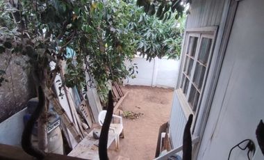 Vende casa de 3 dormitorios y 1 baño en Llolleo. Cuenta con estacionamiento para 2 o 3 vehículos.