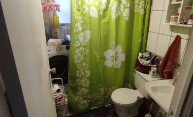 Vende casa de 3 dormitorios y 1 baño en Llolleo. Cuenta con estacionamiento para 2 o 3 vehículos.