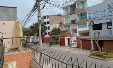 Venta De Casa En Chorrillos Con 6 Departamentos + Azotea