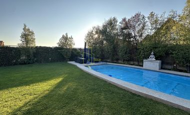 CASA EN CONDOMINIO ALTO MACUL 5D4B PISCINA