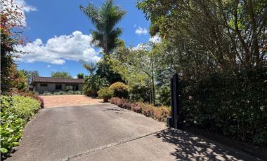 Arriendo casa campestre un nivel con vista en unidad cerrada Rionegro