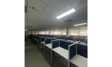 SE ARRIENDA OFICINA EN BOGOTA CON MOBILIARIO