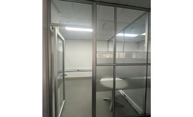 SE ARRIENDA OFICINA EN BOGOTA CON MOBILIARIO