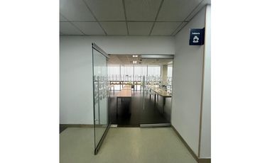 SE ARRIENDA OFICINA EN BOGOTA CON MOBILIARIO