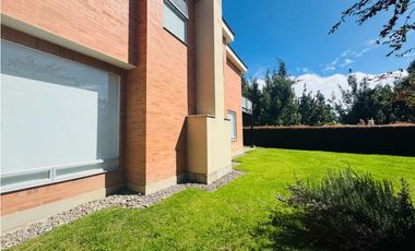 Arriendo casa de dos niveles campestres en cajica en conjunto.