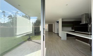 Arriendo casa de dos niveles campestres en cajica en conjunto.