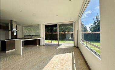 Arriendo casa de dos niveles campestres en cajica en conjunto.