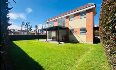 Arriendo casa de dos niveles campestres en cajica en conjunto.