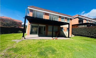 Arriendo casa de dos niveles campestres en cajica en conjunto.