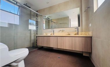 Arriendo casa de dos niveles campestres en cajica en conjunto.