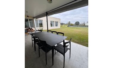 Hermosa casa en venta 5 dormitorios y pileta en Estancia Las Lilas