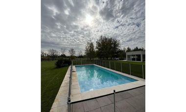 Hermosa casa en venta 5 dormitorios y pileta en Estancia Las Lilas