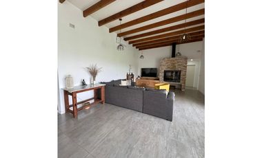 Hermosa casa en venta 5 dormitorios y pileta en Estancia Las Lilas