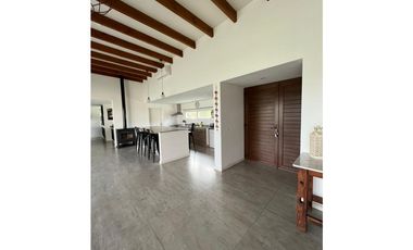 Hermosa casa en venta 5 dormitorios y pileta en Estancia Las Lilas
