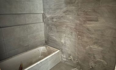 Departamento de 2 dormitorios con patio exclusivo, pileta y parrillero en construcción.