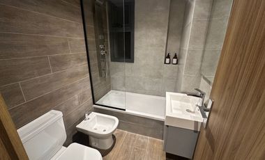 Departamento de 2 dormitorios con patio exclusivo, pileta y parrillero en construcción.