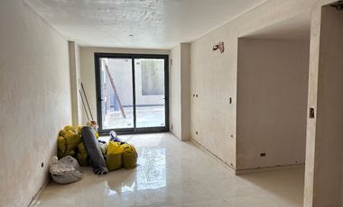 Departamento de 2 dormitorios con patio exclusivo, pileta y parrillero en construcción.