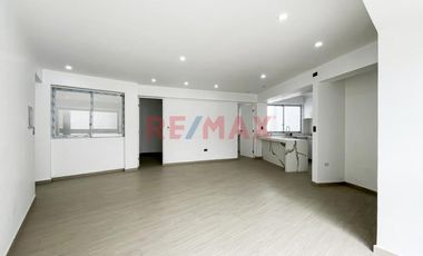 Se Alquila Moderno Flat de Extremo – Amplio, Iluminado y con Excelente Distribución