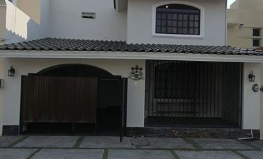 CASA EN VENTA 2 PLANTAS, 3 RECÁMARAS, 2.5 BAÑOS, COCHERA PARA 1 AUTO